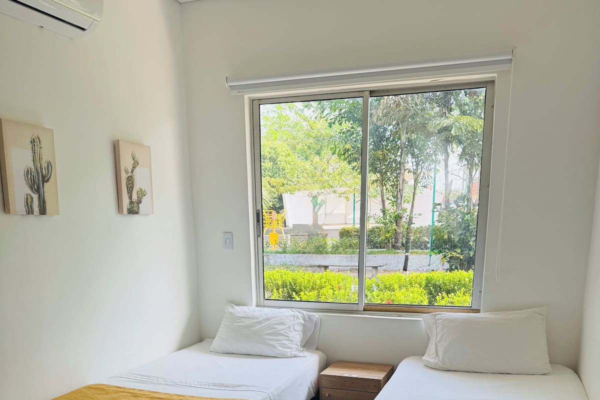 Tabla de planchar con plancha, wifi gratis y ropa de cama 