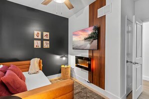 Iron/ironing board, free WiFi, bed sheets - Urban Hearth / Modern 2BR Near Tower Grove (St. Louis)