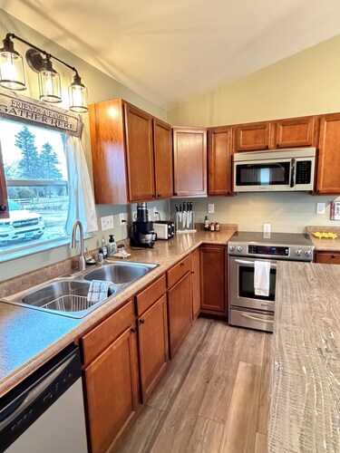 Cozy 2BR RetreatW/ Hot Tub on 1 Acre - Perfect WinterGetaway For 4