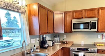 Cozy 2BR RetreatW/ Hot Tub on 1 Acre - Perfect WinterGetaway For 4