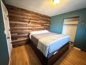 2 makuuhuonetta, työpöytä, silitysrauta/-lauta, ilmainen Wi-Fi