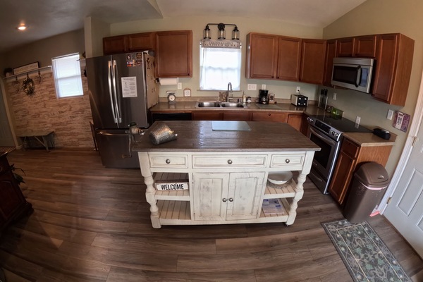 Køleskab, mikrobølgeovn, ovn, kogeplade