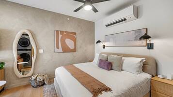 1 dormitorio, escritorio, tabla de planchar con plancha y cuna de viaje