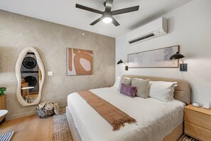 1 slaapkamer, een bureau, een strijkplank/strijkijzer, reisbedje