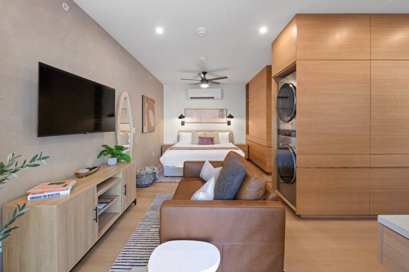 1 soverom, skrivebord, strykejern/-brett og reiseseng for barn