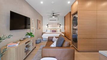 1 slaapkamer, een bureau, een strijkplank/strijkijzer, reisbedje