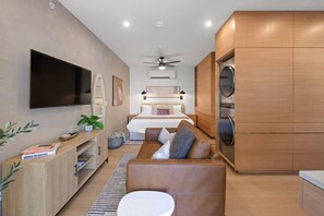 1 dormitorio, escritorio, tabla de planchar con plancha y cuna de viaje