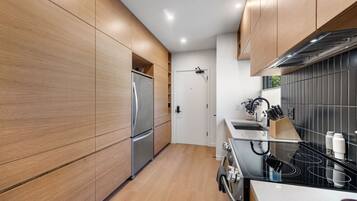 Een koelkast, een microgolfoven, een oven, een kookplaat