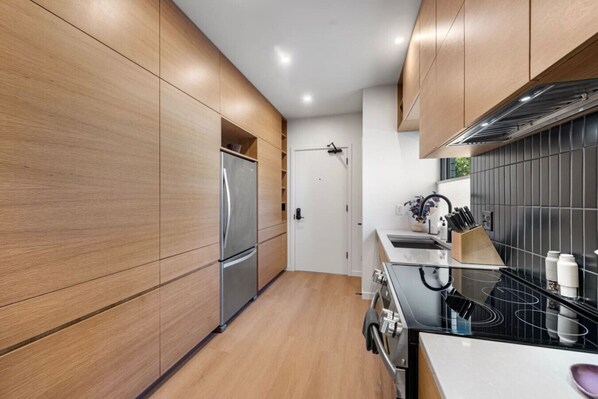 Frigorífico, microondas, horno y placa de cocina