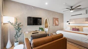 1 dormitorio, escritorio, tabla de planchar con plancha y cuna de viaje