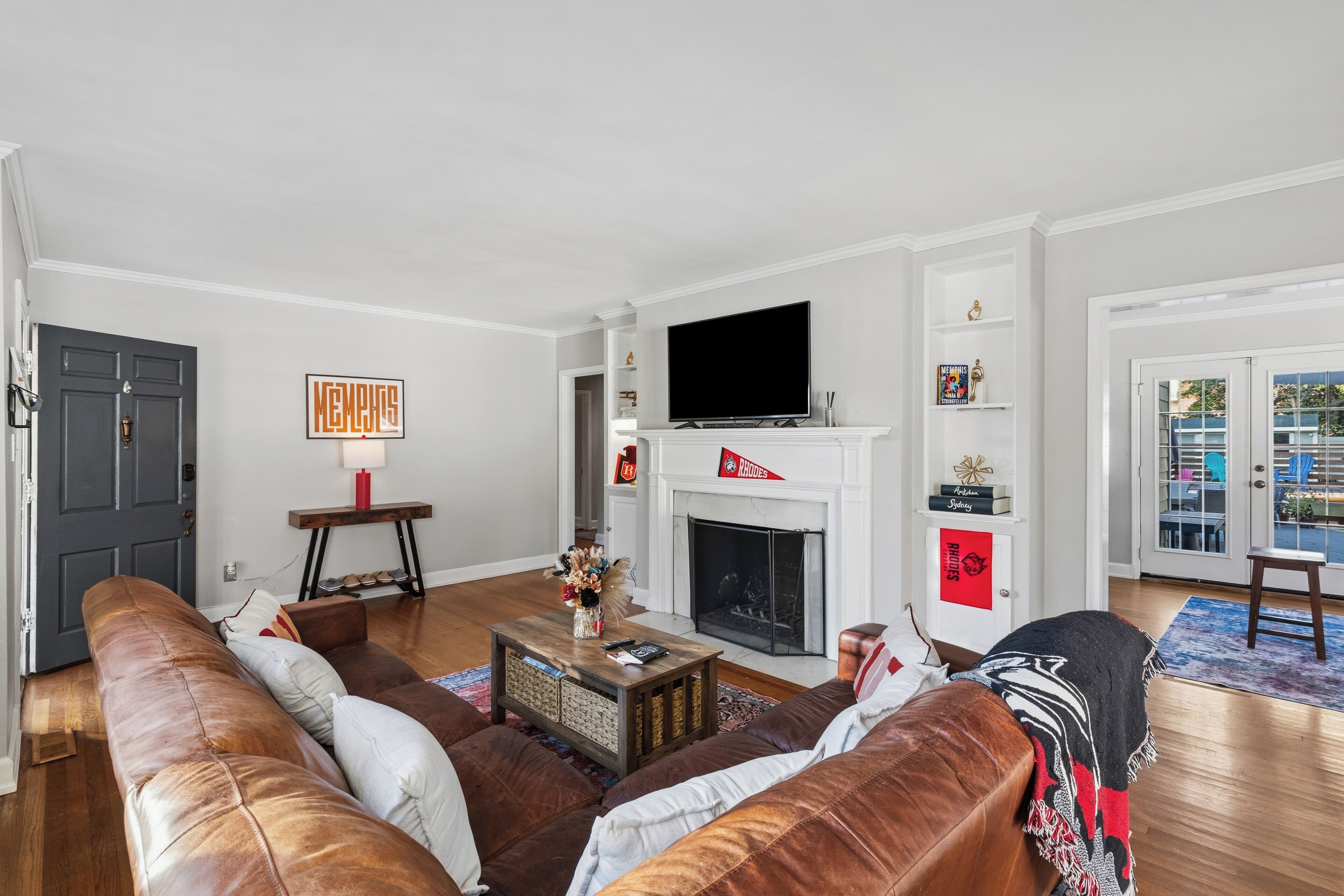 Smart-tv, eldstad och böcker