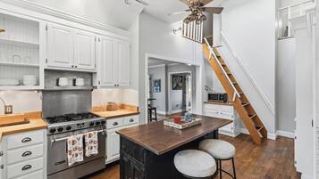 Mikrobølgeovn, ovn, kokeplater og oppvaskmaskin