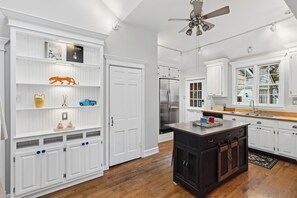 Mikrobølgeovn, ovn, kokeplater og oppvaskmaskin