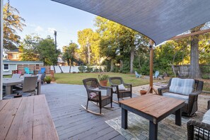 Outdoor dining - 3-Bdrm Steps from Rhodes College, Near Zoo w/ Best Backyard and Upstairs Loft (Memphis)