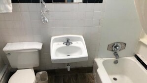 Ein Badezimmer mit Toilette, Waschbecken und Badewanne.