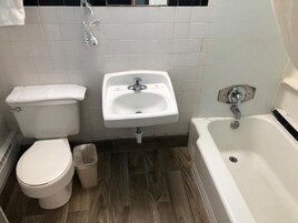 Habitación individual estándar | Baño | Toallas, jabón, champú y papel higiénico