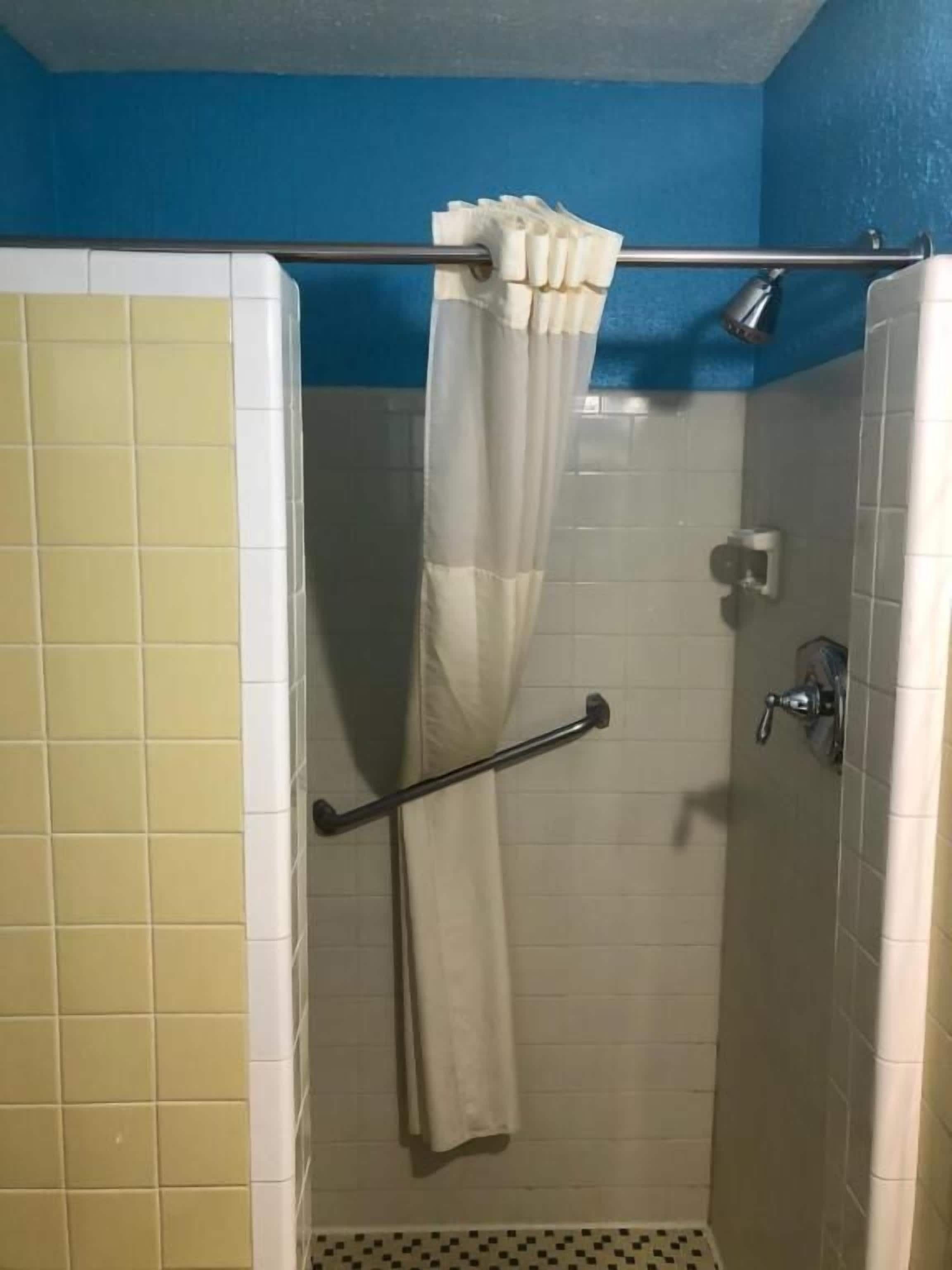 Standard Double Room | Bathroom | Towels, soap, shampoo, toilet paper