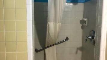 Standard Double Room | Bathroom | Towels, soap, shampoo, toilet paper