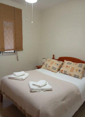 Tabla de planchar con plancha, wifi y ropa de cama 