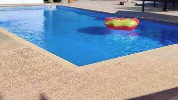 Nhà gỗ tiện nghi đơn giản, sân hiên, quang cảnh hồ bơi | Hiên