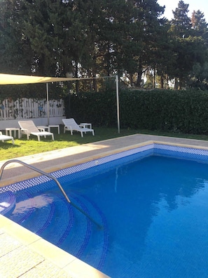 Seasonal outdoor pool - Chalet con Piscina Privada y Barbacoa (Jerez de la Frontera)