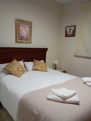 Iron/ironing board, WiFi, bed sheets - Chalet con Piscina Privada y Barbacoa (Jerez de la Frontera)