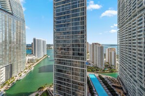 Un hôtel de grande hauteur offrant une vue sur une marina et sur l’eau.