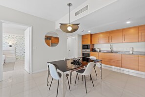 Appartement Luxe, balcon, vue océan | Restauration