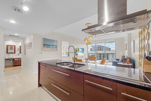 Luxury Διαμέρισμα, Μπαλκόνι, Θέα στην Πόλη | Ιδιωτική κουζίνα | Ψυγείο κανονικού μεγέθους, φούρνος μικροκυμάτων, φούρνος