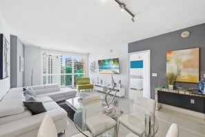 エクスクルーシブ ペントハウス | リビング エリア | 55 インチのスマートテレビ (ケーブル放送視聴可)、Netflix、ストリーミングサービス