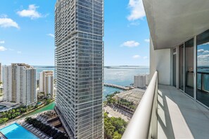Appartement Luxe, balcon, vue océan | Vue de la chambre