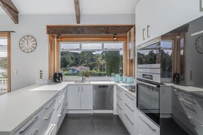 Frigorífico, microondas, horno y placa de cocina