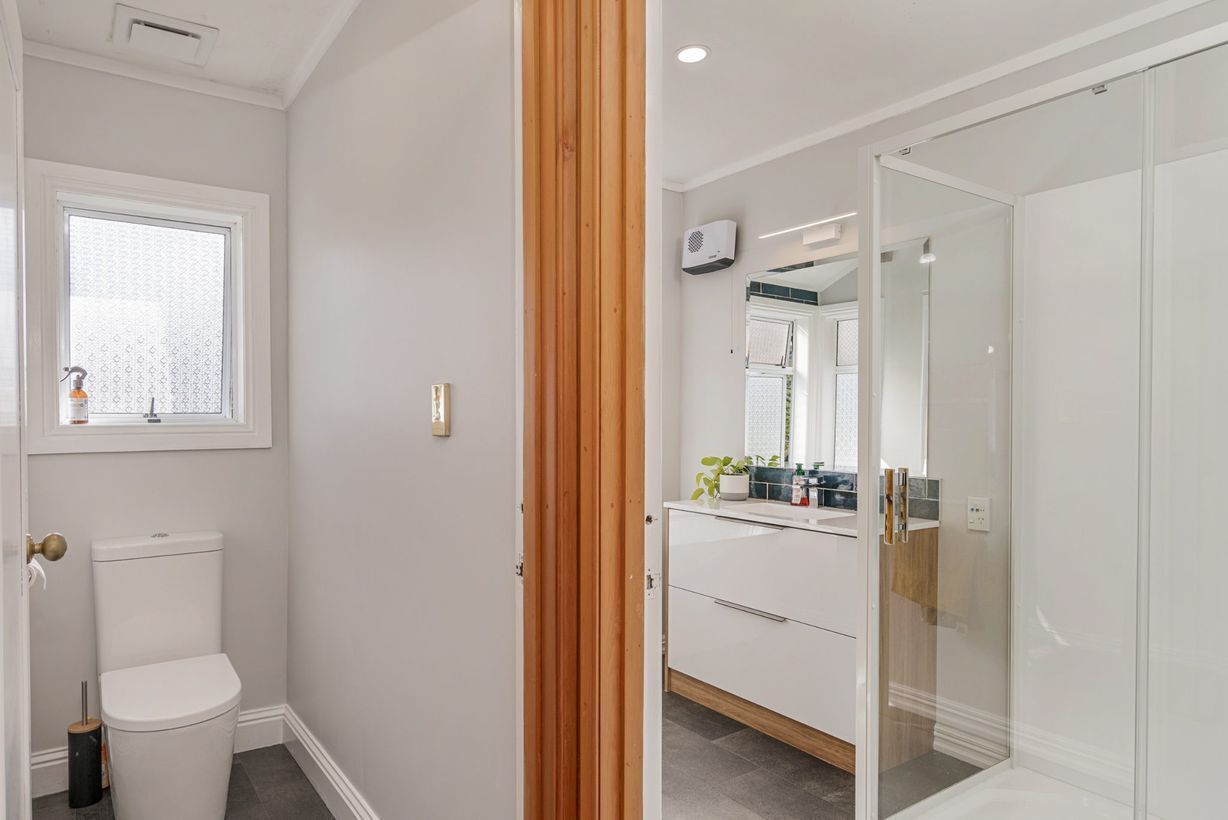 Douche, sèche-cheveux, savon, shampoing