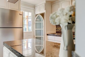 Fridge, microwave, oven, stovetop - Quaint 2-bedroom house in Anchorage perfect for your getaway (Anchorage)