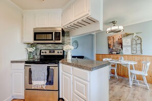 Fridge, microwave, oven, stovetop - Quaint 2-bedroom house in Anchorage perfect for your getaway (Anchorage)