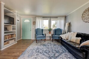 Living area - Quaint 2-bedroom house in Anchorage perfect for your getaway (Anchorage)