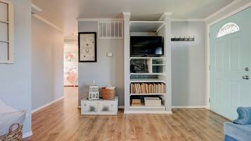 2 bedrooms, iron/ironing board, bed sheets