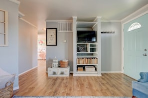 2 عدّة غرف نوم ومكواة/لوح كي وملاءات أسرّة