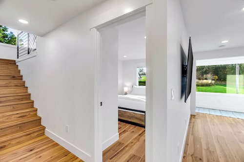 Sunny 3BR Retreat Near Everet Waterfront