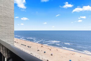 On the beach - Deluxe King Oceanfront Studio • Private Balcony • Pools • Beach Access (Myrtle Beach)