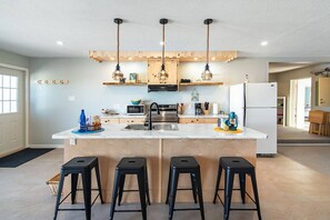 Geladeira, micro-ondas, fogão, cooktop