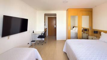 Tremannsrom – deluxe, 1 soverom, ikke-røyk, byutsikt | Safe på rommet, blendingsgardiner og strykejern/-brett