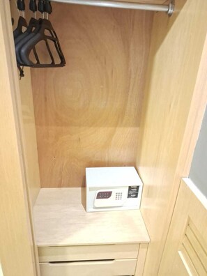 Habitación doble Deluxe, vista a la ciudad | Caja de seguridad en la habitación y tabla de planchar con plancha 