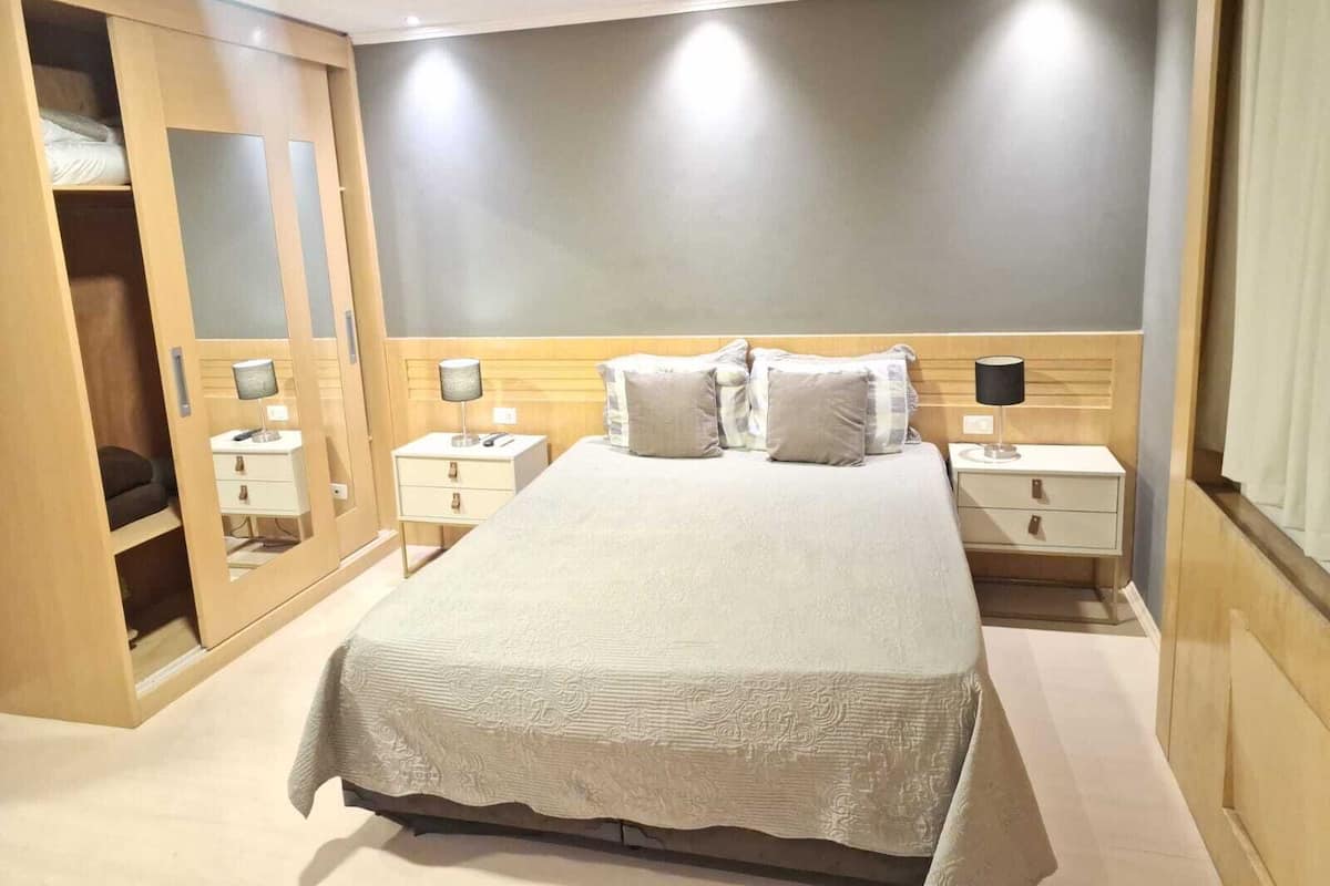 Habitación doble Deluxe, vista a la ciudad | Caja de seguridad en la habitación y tabla de planchar con plancha