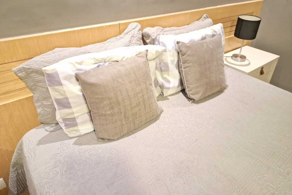 Caja de seguridad en la habitación y tabla de planchar con plancha