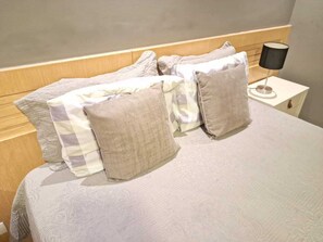 Caja de seguridad en la habitación y tabla de planchar con plancha 