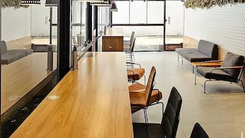 Deluxe Double Room, City View | Living area