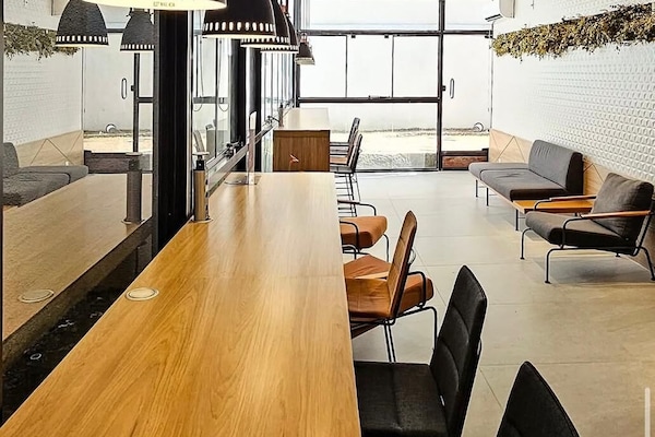 Deluxe Double Room, City View | Living area