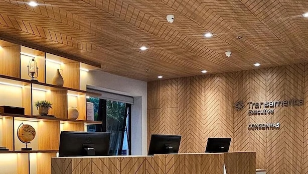 A reception area with wooden paneling and a herringbone ceiling design. - Suite Luxo a 5min do aerop de Congonhas (São Paulo)