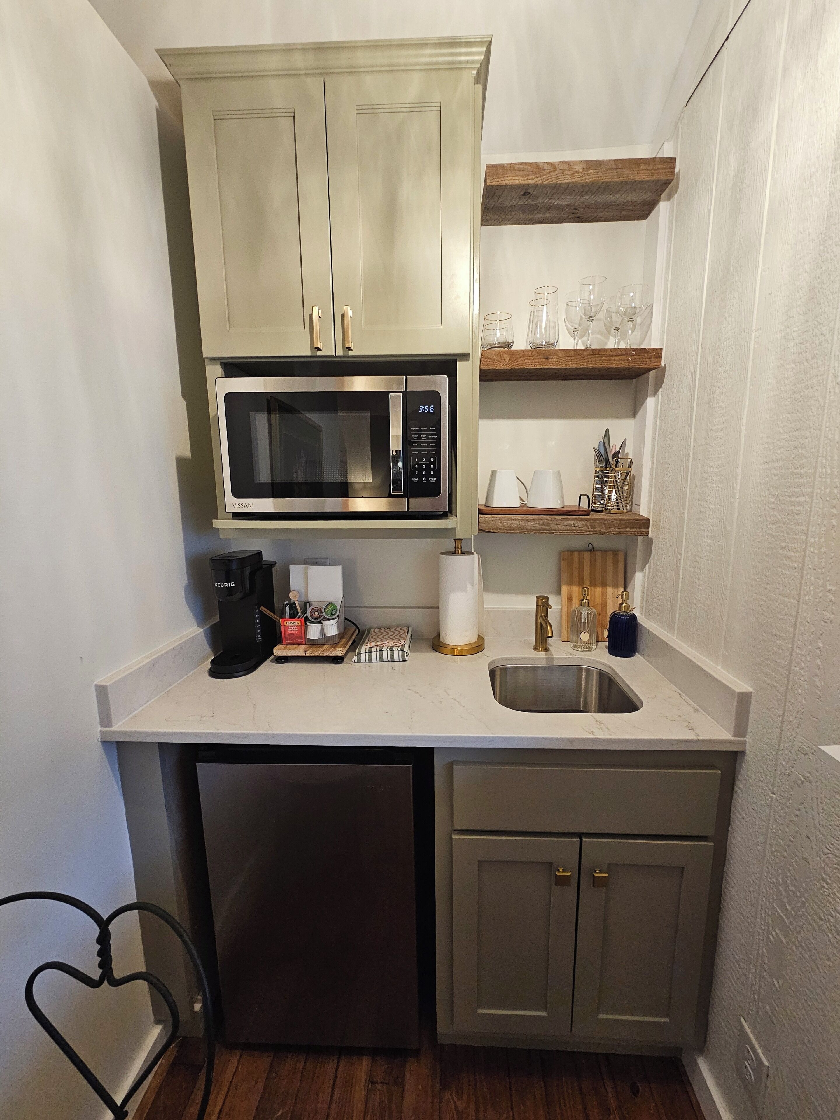 Kühlschrank, Mikrowelle, Wasserkocher mit Kaffee-/Teezubehör